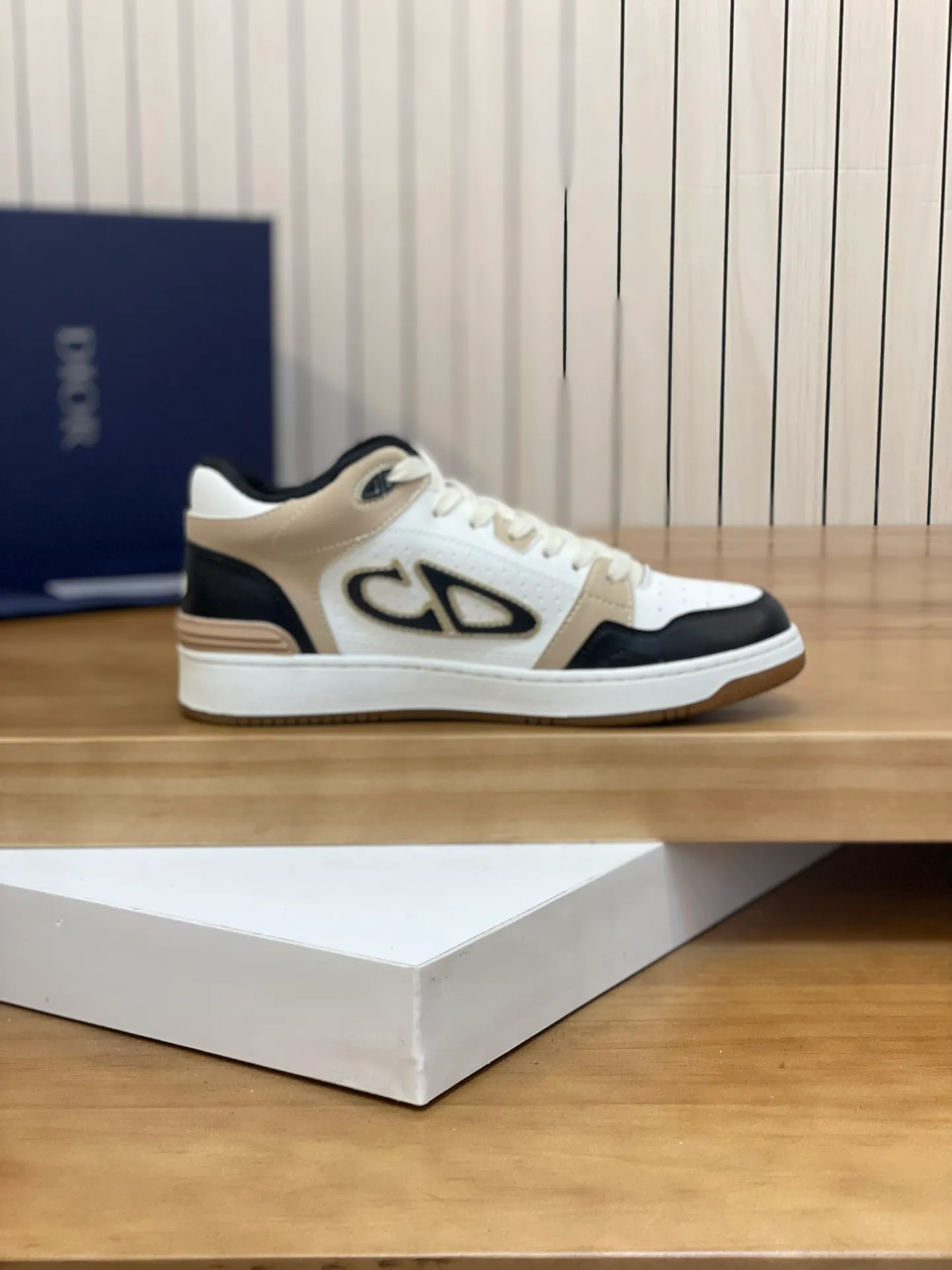 Men's shoes: 💰P440¥ Product trademark: Dior* "Dior*" high-top casual shoes Regular size: 38-44 (can be customized to 45.46) Product materials: Upper imported cowhide stitched with original fabric, breathable lining, original outsole. Number: 1006